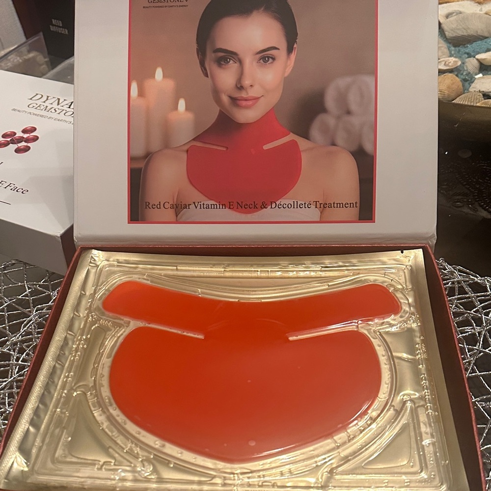 Red Caviar Vitamin E & Décolleté  
Individually packed Neck Treatment